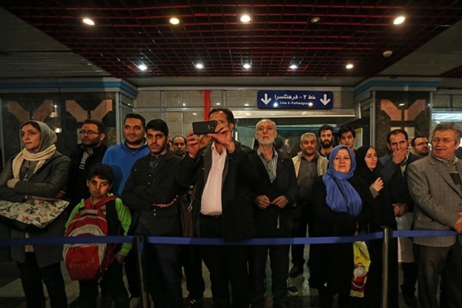 تصویر برنامه «سفیران نشاط» ویژه روز معلولین در متروی تهران برگزار شد