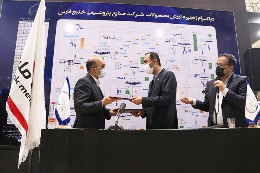 تصویر امضای تفاهمنامه های همکاری بین بانک ملت، هلدینگ خلیج فارس و شرکت های زیرمجموعه