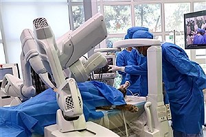 تصویر  نخستین عمل جراحی رباتیک از راه دور در ایران