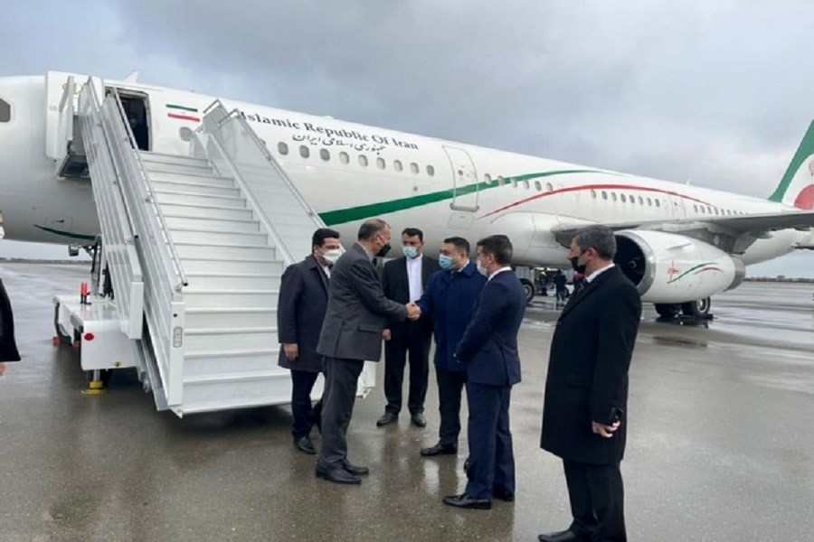 تصویر وزیر امور خارجه وارد باکو شد