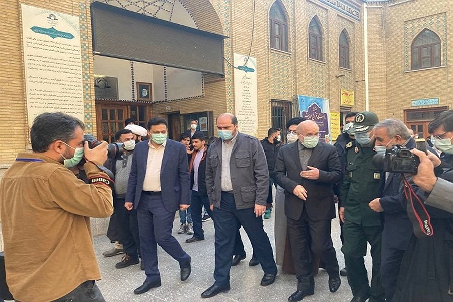 تصویر تجلیل از خانواده‌های شهدای مدافع حرم با حضور رئیس مجلس و استاندار تهران