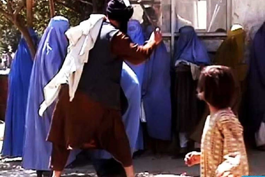 طالبان نفس کشیدن زن را گناه می‌داند