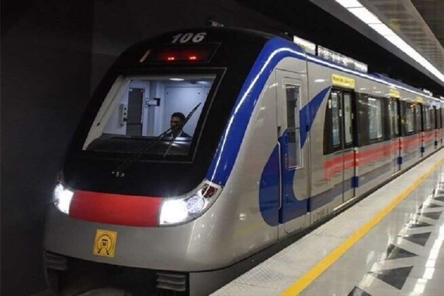 تصویر نقص فنی قطار و اختلال حرکت قطارهای خط ۲ متروی تهران