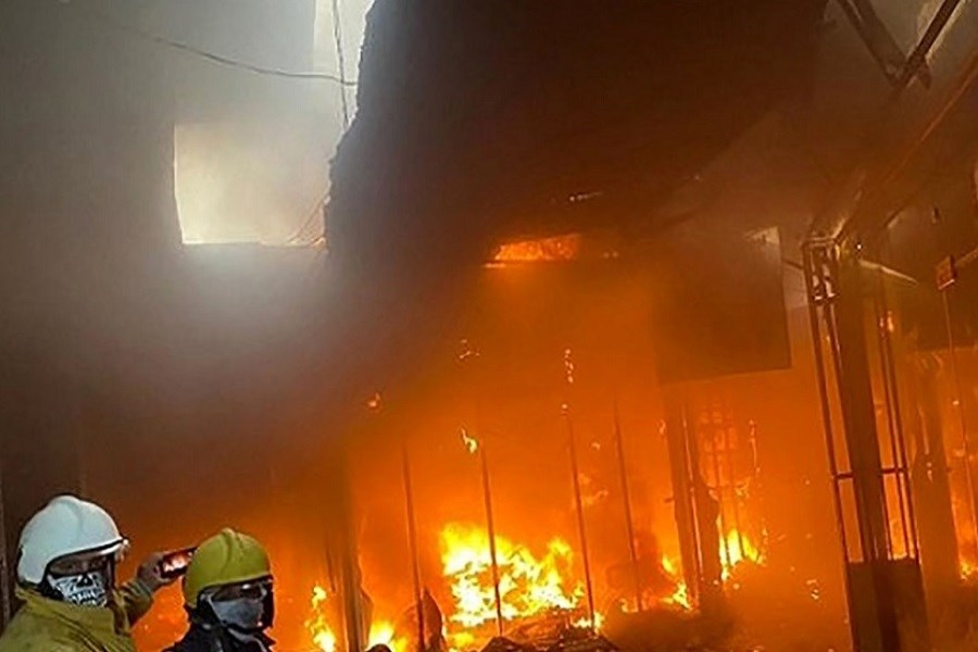 تصویر حادثه وحشتناک آتش‌سوزی در یک کارخانه کارتن‌سازی