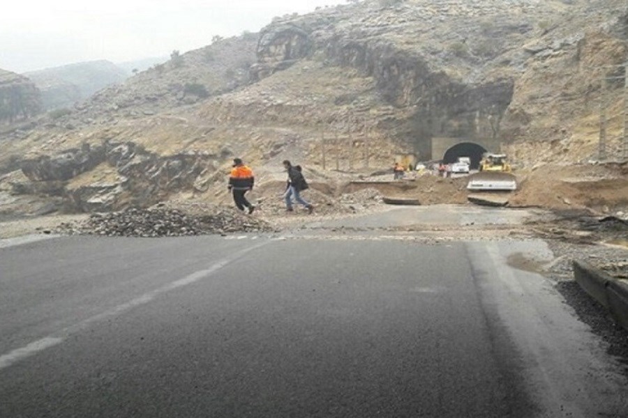 تصویر مسیر آزاد راه خرم آباد مسدود شد
