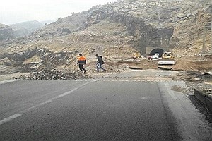 تصویر  مسیر آزاد راه خرم آباد مسدود شد