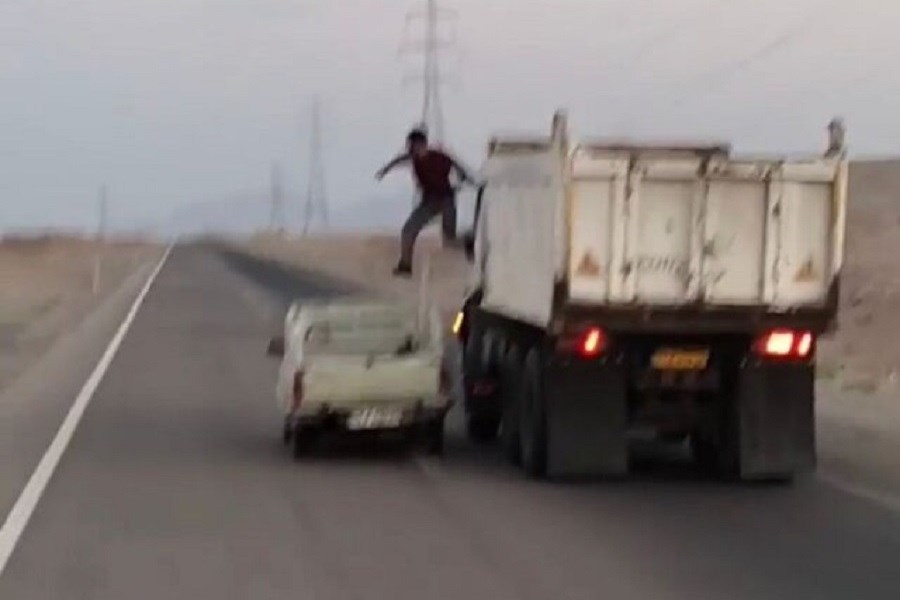 تصویر واکنش پلیس به ویدئوی حرکت مخاطره‌آمیز با &quot;وانت و کامیون&quot;