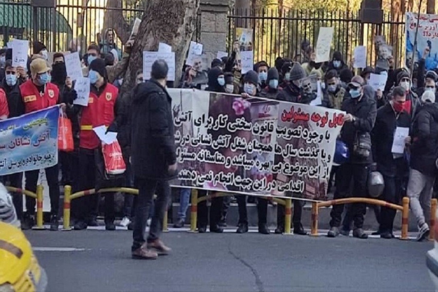 تجمع آتش نشانان تهران مقابل شهرداری پایتخت + ویدئو