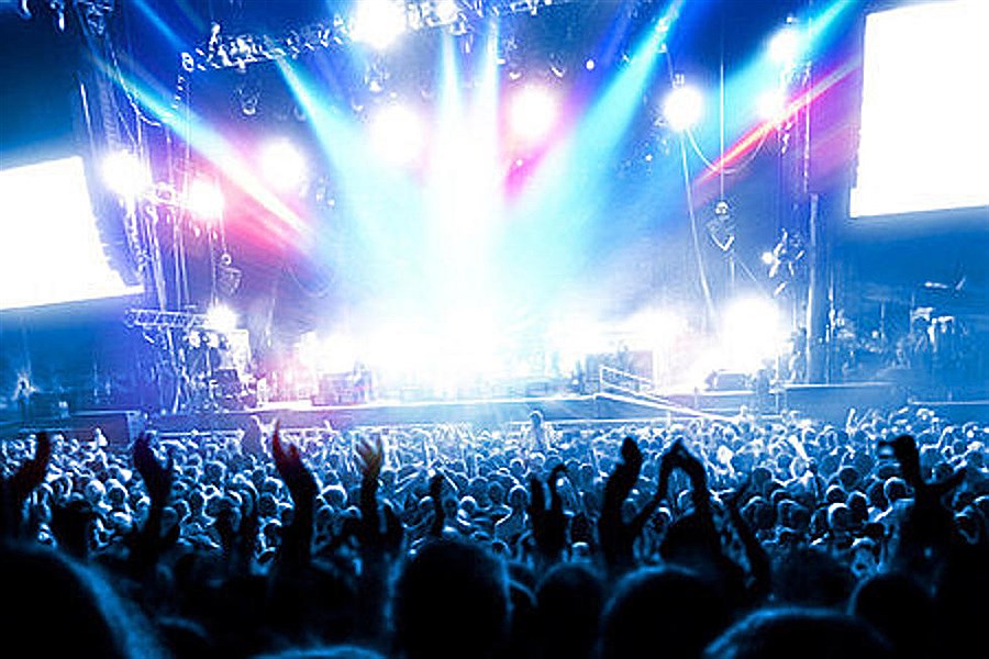 دلیل علاقه مردم به کنسرت‌های بی‌کیفیت چیست؟&#47; حق مردم شنیدن صدای خواننده در کنسرت است