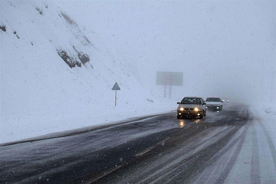 تصویر هجوم برف و باران به جاده‌های کشور