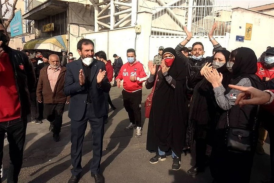 تصویر تجمع هواداران پرسپولیس مقابل مجلس + تصاویر