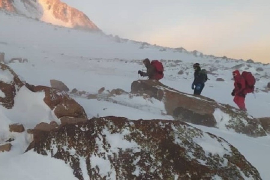 تصاویر عملیات نفس‌گیر نجات زن باردار از برف ۲ متری