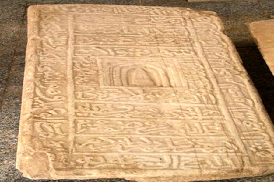 تصویر شناسایی سنگ قبر ۳۱۲ ساله در اسدآباد