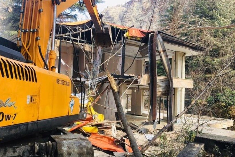 تصویر ۱۳ ساختمان در حاشیه رود چالوس تخریب شدند