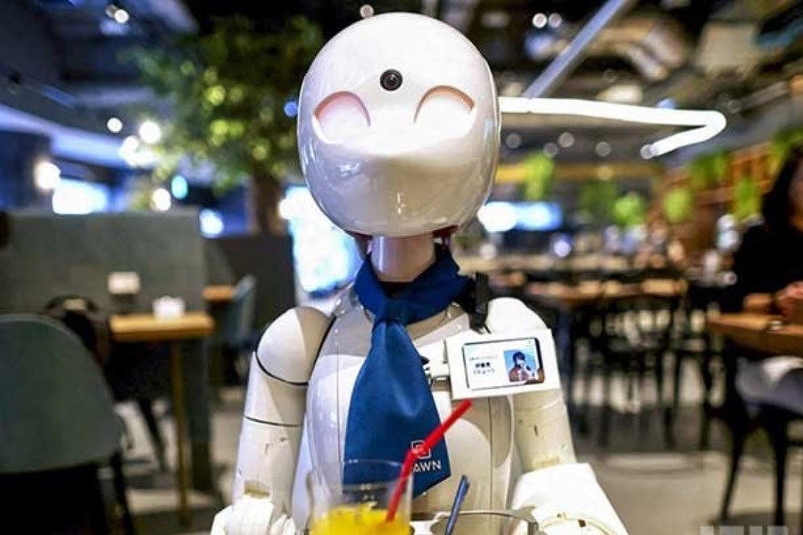 در این کافه ربات ها کار میکنند!