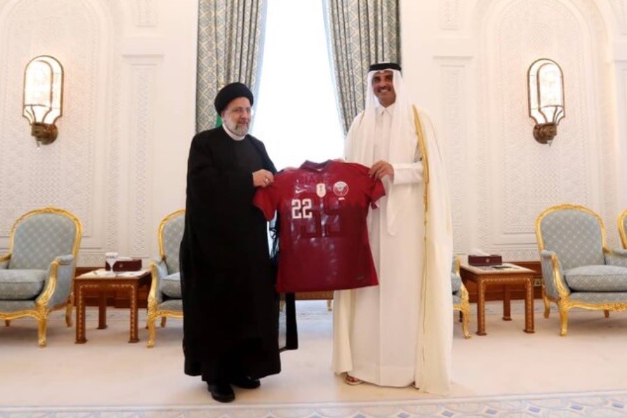 تصویر اهدای پیراهن تیم ملی فوتبال قطر به رئیسی