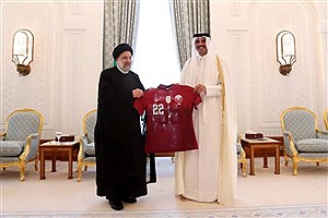اهدای پیراهن تیم ملی فوتبال قطر به رئیسی