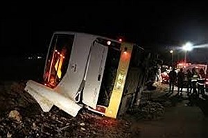 تصویر  واژگونی اتوبوس در محور ایرانشهر-بم