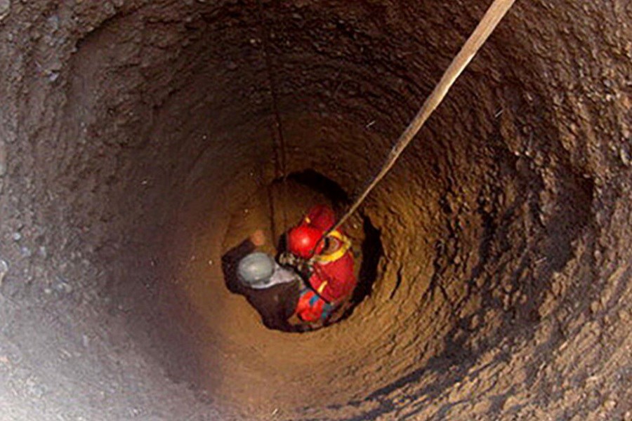 تصویر سقوط زباله گرد بمی درون چاه 30 متری