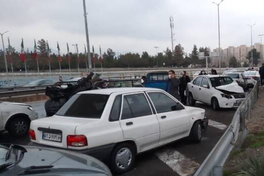تصویر برخورد شدید 20 خودرو در اتوبان حکیم + فیلم