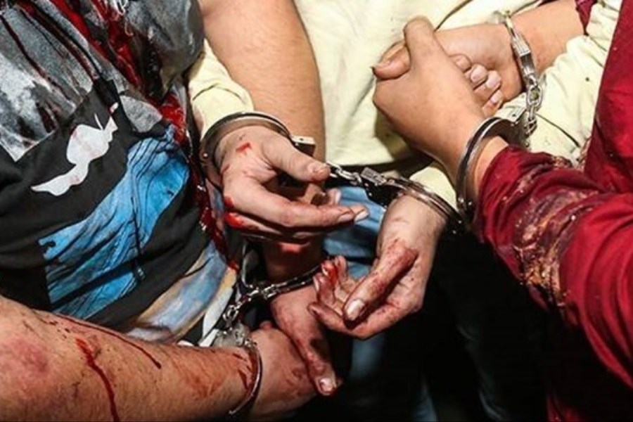 تصویر افراد قمه‌به‌دست به دهیاری اشرف آباد حمله کردند