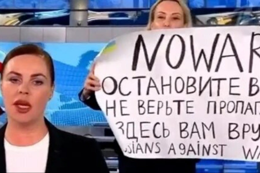 حرکت عجیب مجری تلویزیون روسیه و بازداشت وی!
