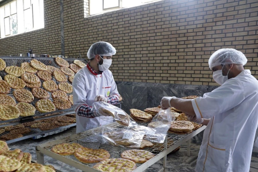 تصویر پخت نان صلواتی در 113 نانوایی حاشیه شهر مشهد