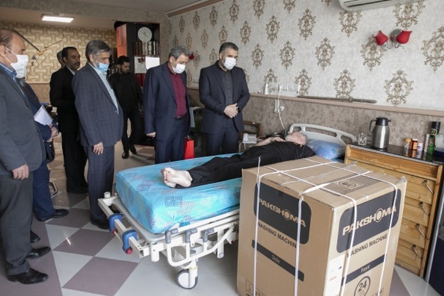 تصویر اهدای تجهیزات به آسایشگاه جانبازان شهید بهشتی از سوی بانک ملت