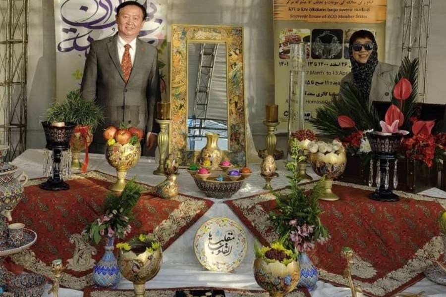 تصویر سفیر چین با هفت سین ایرانی عکس یادگاری گرفت