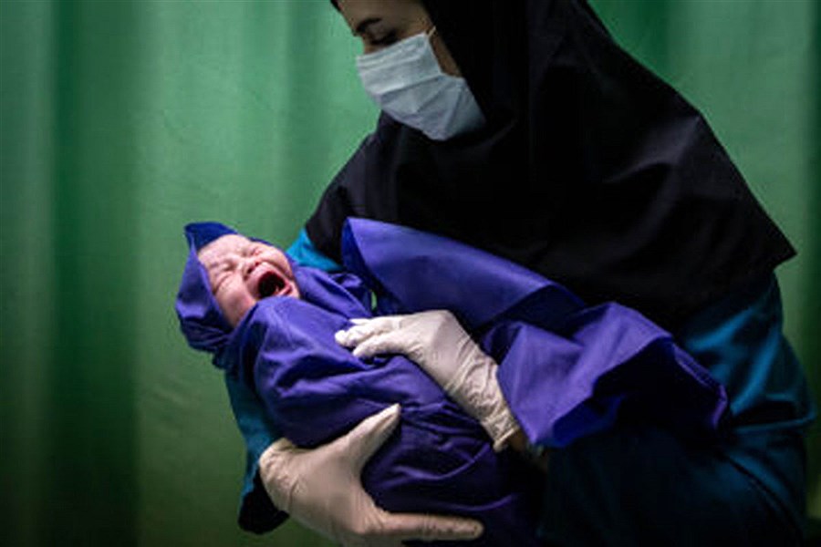تصویر نعل وارونه وزارت بهداشت بر سلامت مادر و نوزاد