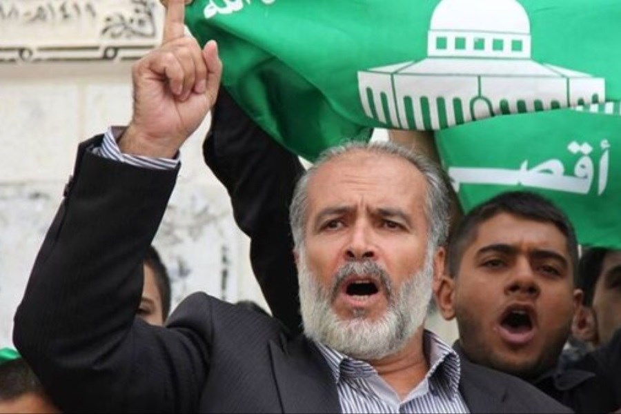 تصویر یکی از رهبران حماس در رام الله بازداشت شد