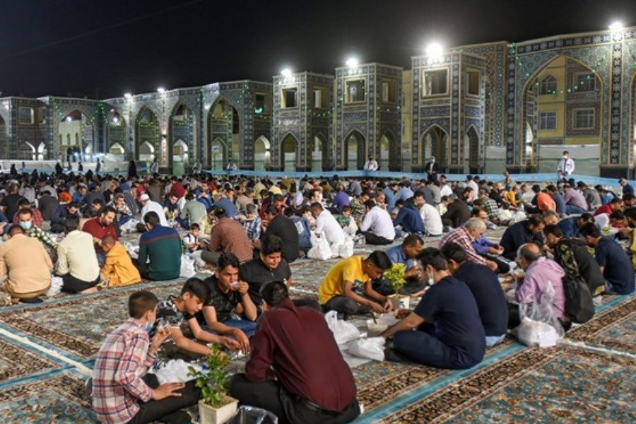 تصویر سفره افطار رضوی در صحن امام حسن (ع) هم گسترده شد
