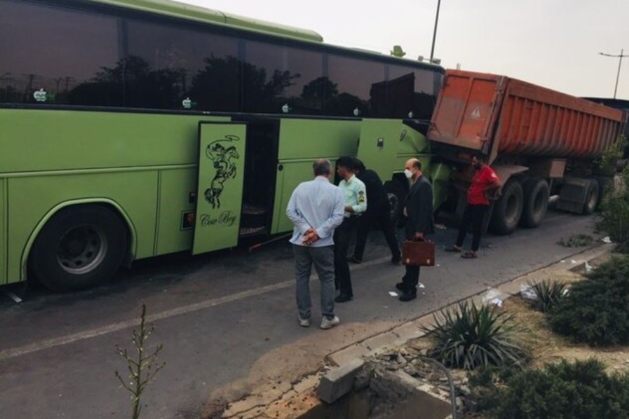 تصویر برخورد شدید یک دستگاه اتوبوس با ۱۴ خودرو در خیابان نیاوران