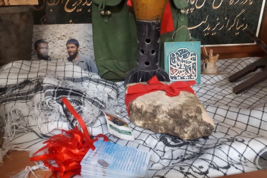 تصویر دیدار فرمانده و جمعی از کارکنان سپاه ناحیه همدان با خانواده شهید مصیب مجیدی