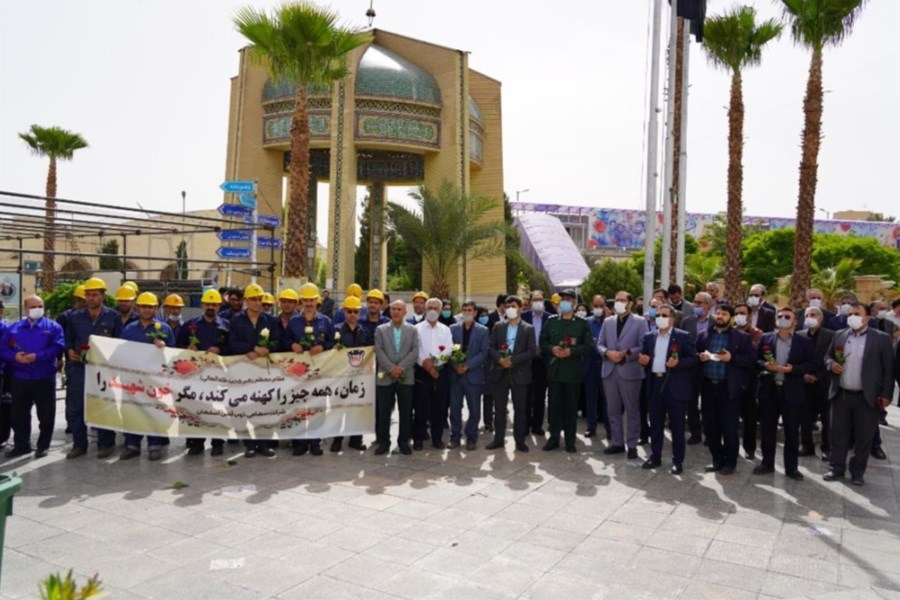 تصویر کارگران ذوب آهن اصفهان با آرمان‌های شهدا تجدید میثاق کردند
