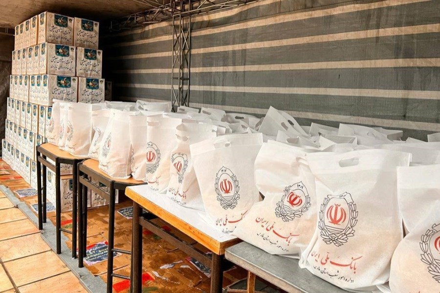 اهدای 500 بسته معیشتی توسط کارکنان بانک ملی در استان فارس