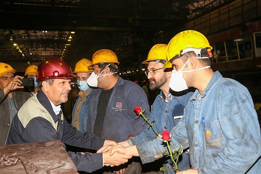 تصویر دیدار صمیمانه مدیرعامل و تلاشگران ذوب آهن اصفهان در روز کار و کارگر