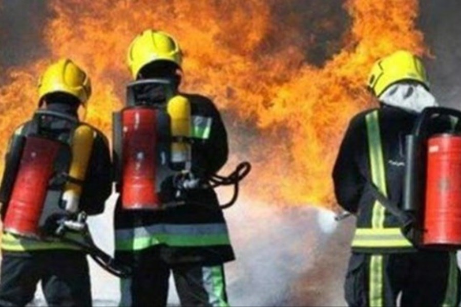 تصویر اطفا آتش سوزی انبار ضایعات کارخانه ای در شبستر