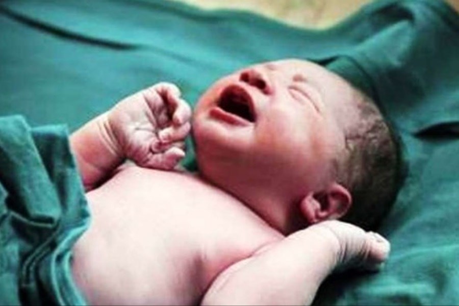 تصویر تولد نوزاد عجول اسدآبادی در آمبولانس