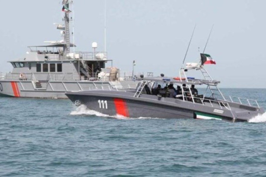 تصویر بازداشت ۸ ایرانی از سوی گارد ساحلی کویت