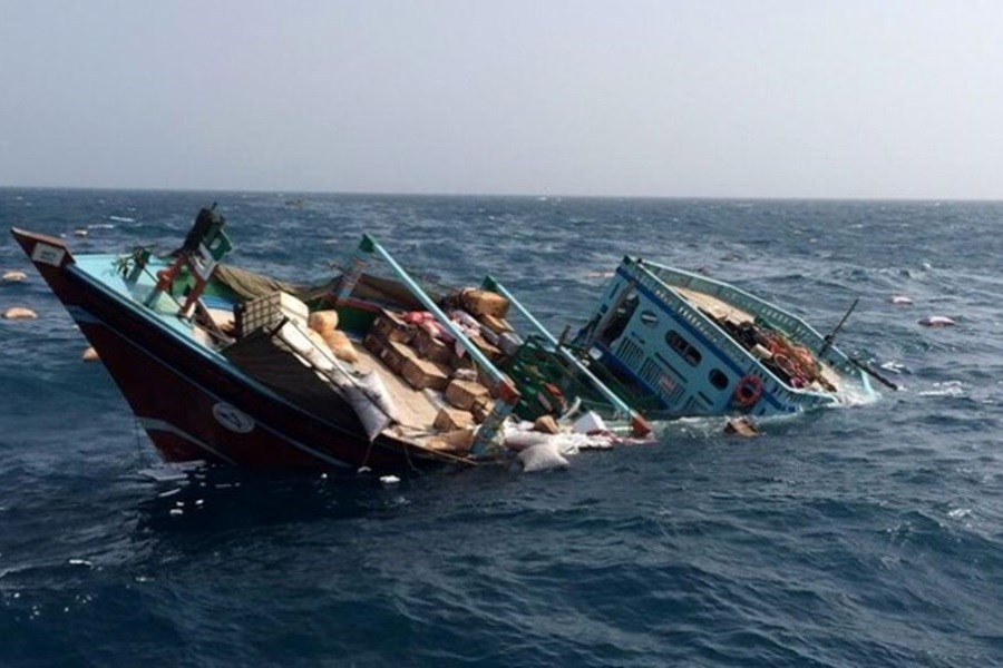 تصویر توقیف لنج حامل سوخت قاچاق در آب‌های خلیج فارس