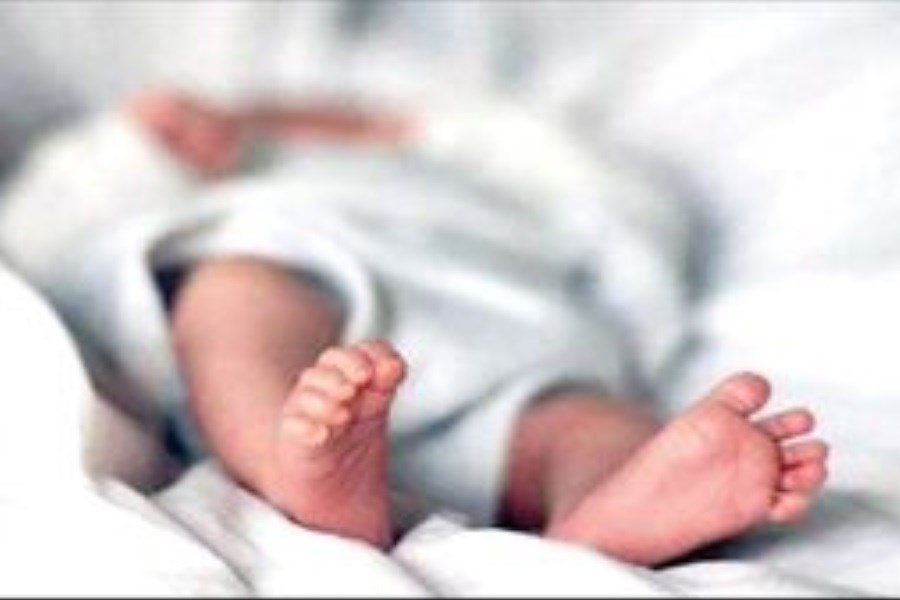 تصویر جزئیات پیدا شدن یک نوزاد تازه متولد شده در سطل زباله