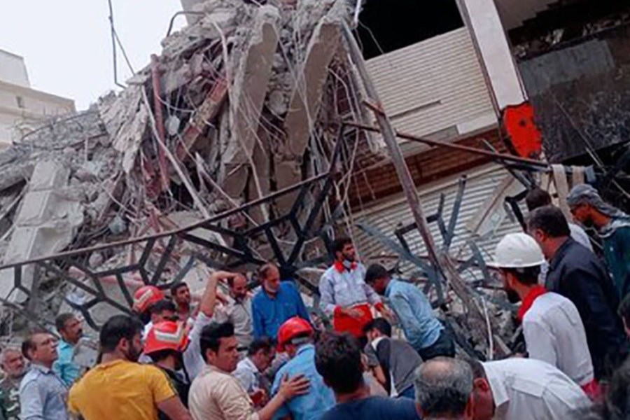 تصویر تعداد جانباختگان حادثه ریزش ساختمان متروپل آبادان به ۳۱ نفر رسید