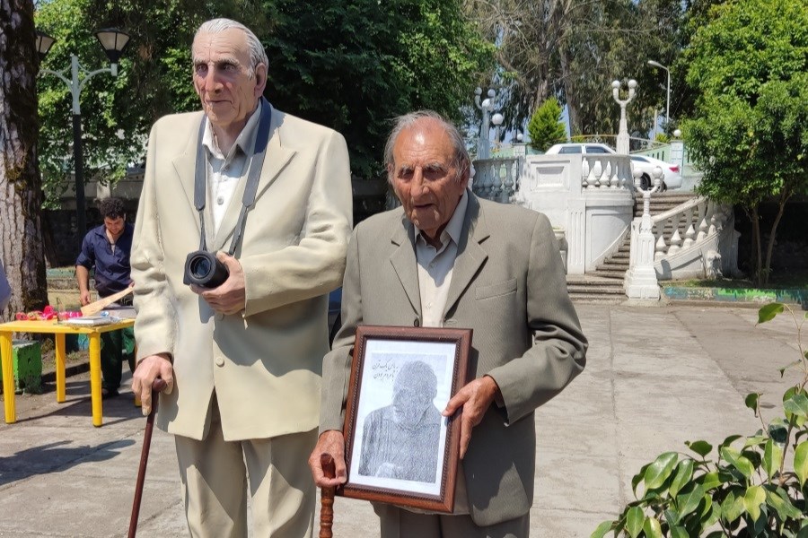 تصویر مجسمه عکاس 106 ساله گیلانی در بندر انزلی نصب شد