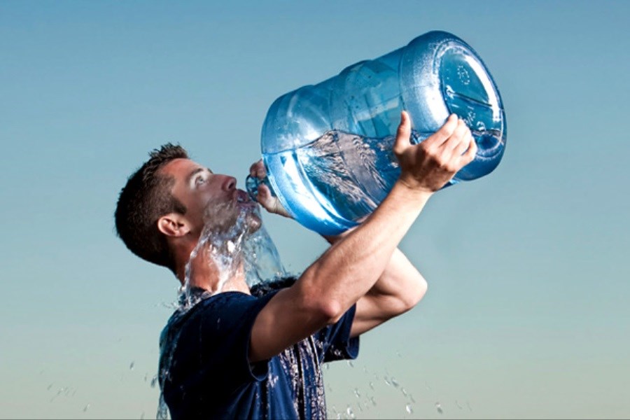 تصویر نوشیدن آب زیاد چه عوارضی دارد؟