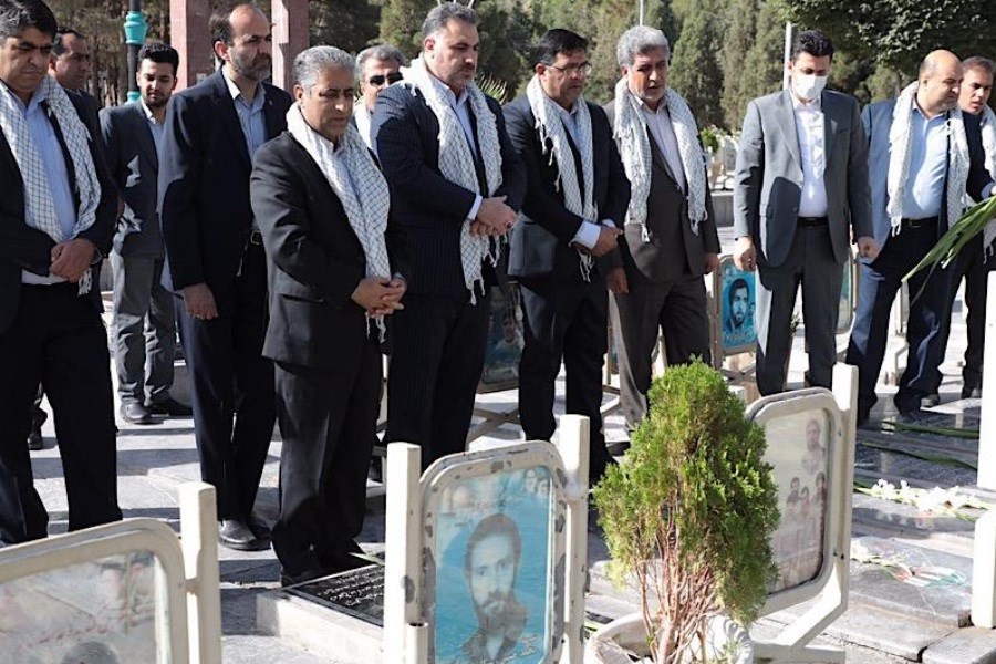 تصویر ادای احترام مدیرعامل بانک مسکن به شهدا در اصفهان
