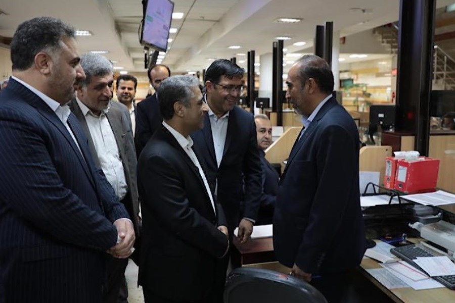 تصویر بازدید مدیرعامل بانک مسکن از شعبه مرکزی اصفهان