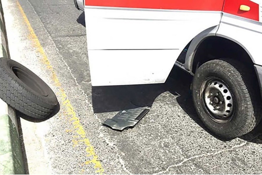 واکنش مقام شهرداری به راننده اتوبوسی که لاستیک آمبولانس را پنجر کرد