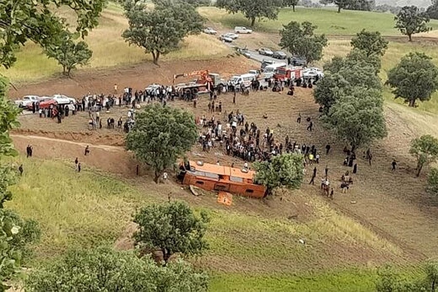 تصویر حادثه برای اتوبوس مسافربری در سبزوار؛ ۱۱ نفر به بیمارستان رفتند
