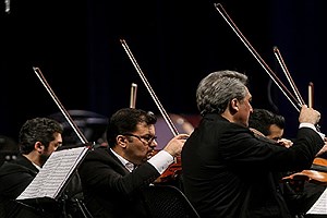 تصویر  ارکستر سمفونیک روی صحنه